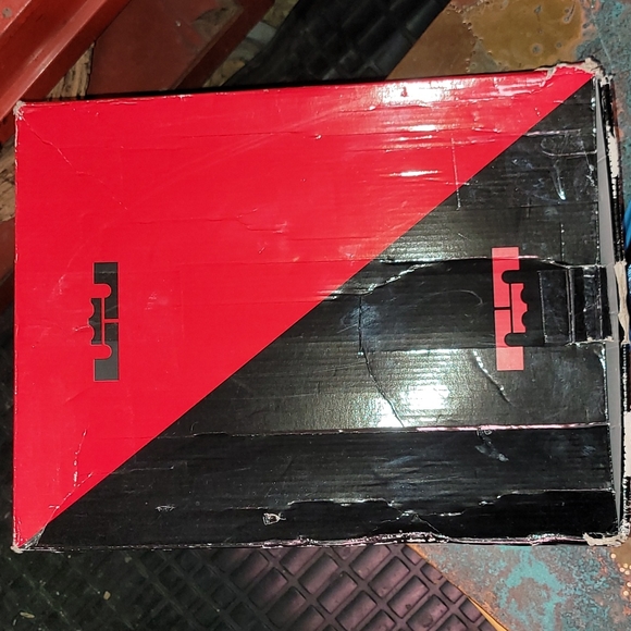 2014. Lebron XI. Size 14. Charlotte hornet colorway. With original box. Worn 1 - Picture 16 of 16